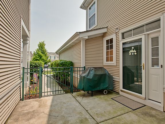 3rd image of 422 N Carlisle Ct