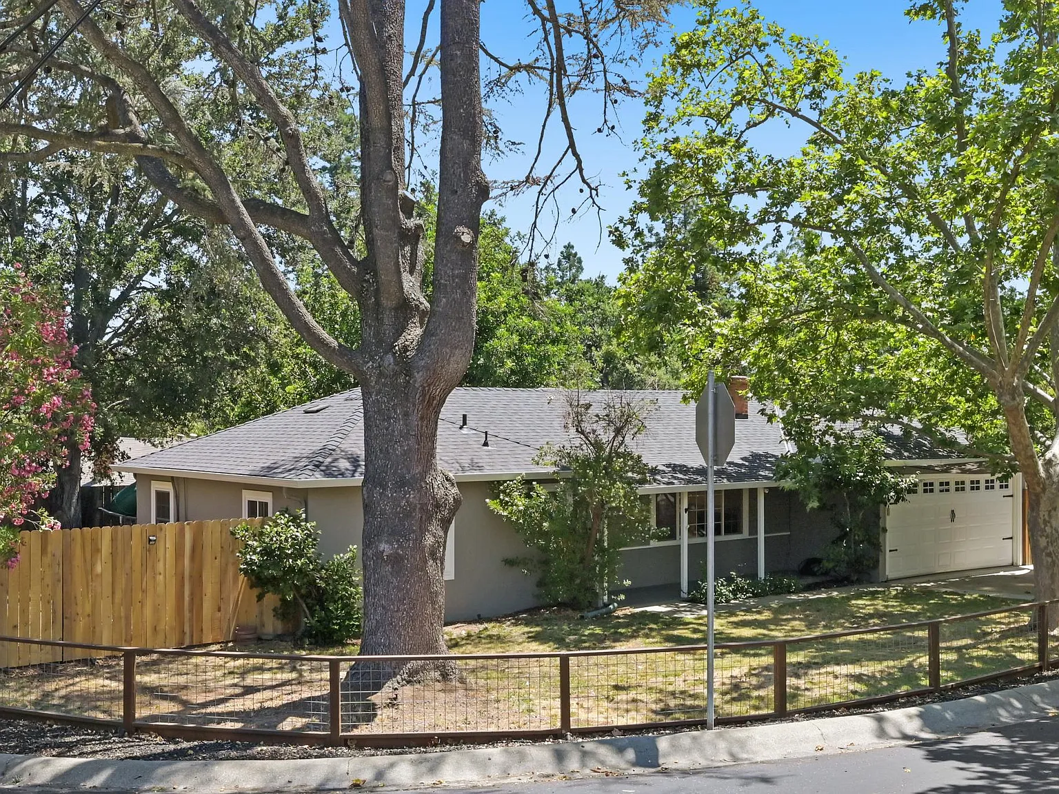 3 bed, 1063 sqft, $3,950 — Photo 2