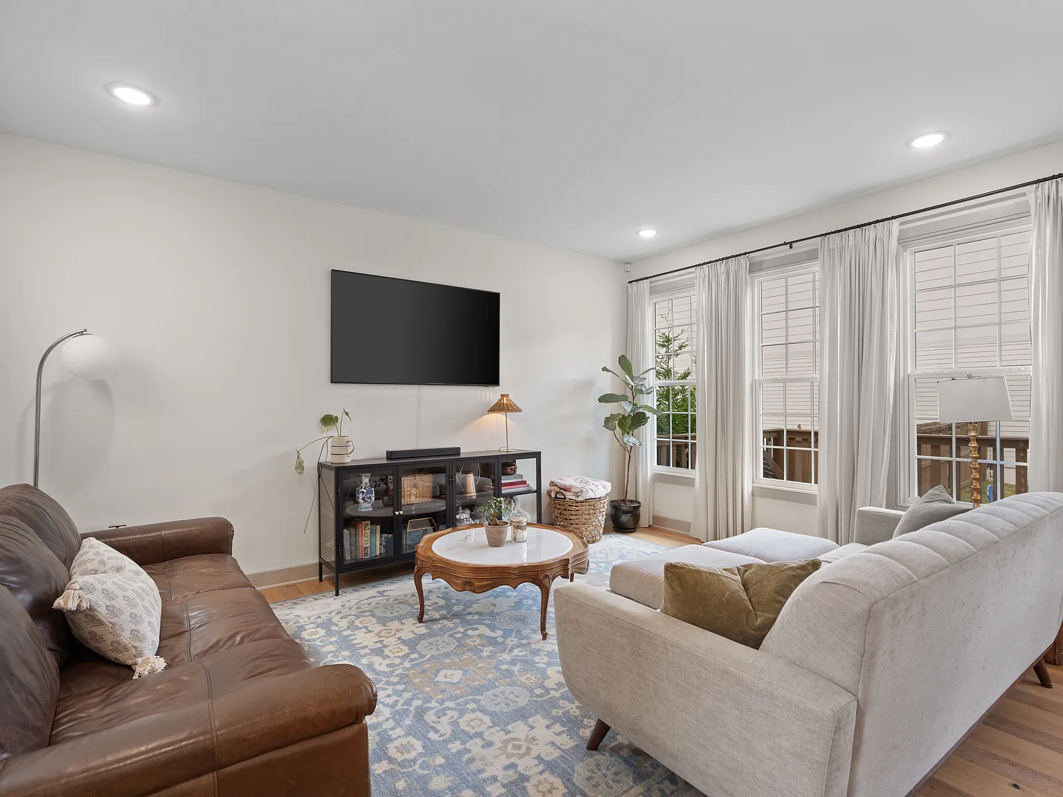 3 bed, 2.5 bath, 1900 sqft, $2,850 — Photo 3