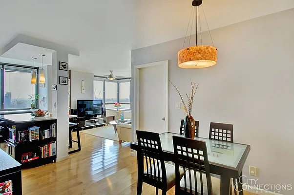 Rented by City Connections Realty | media 3