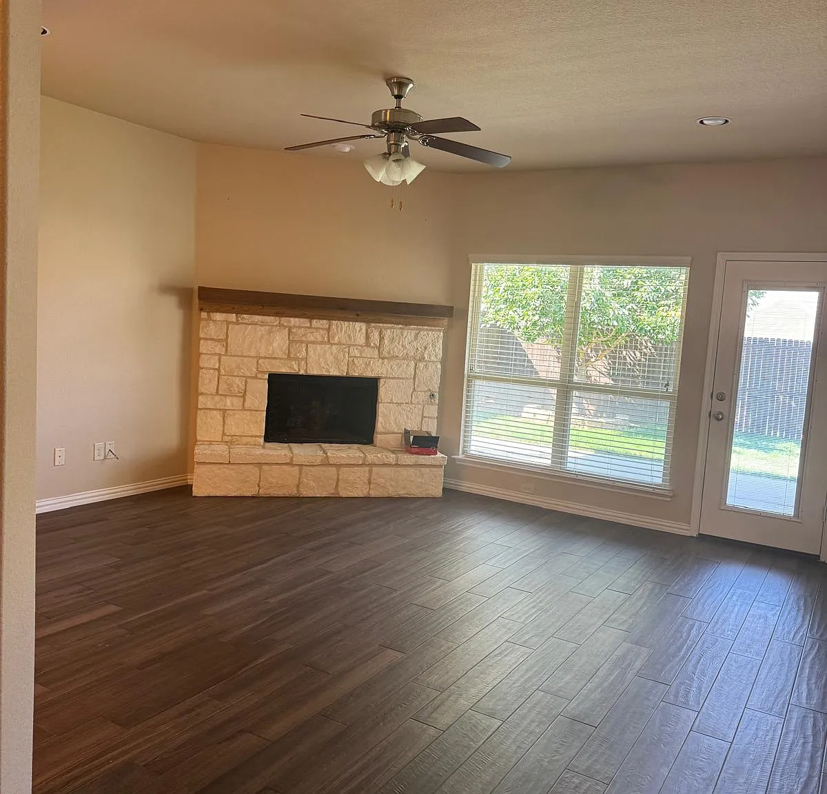 3 bed, 2.5 bath, 2213 sqft, $2,500 — Photo 3
