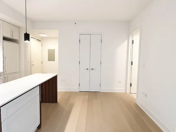 115 East 55th Street image 2 of 17