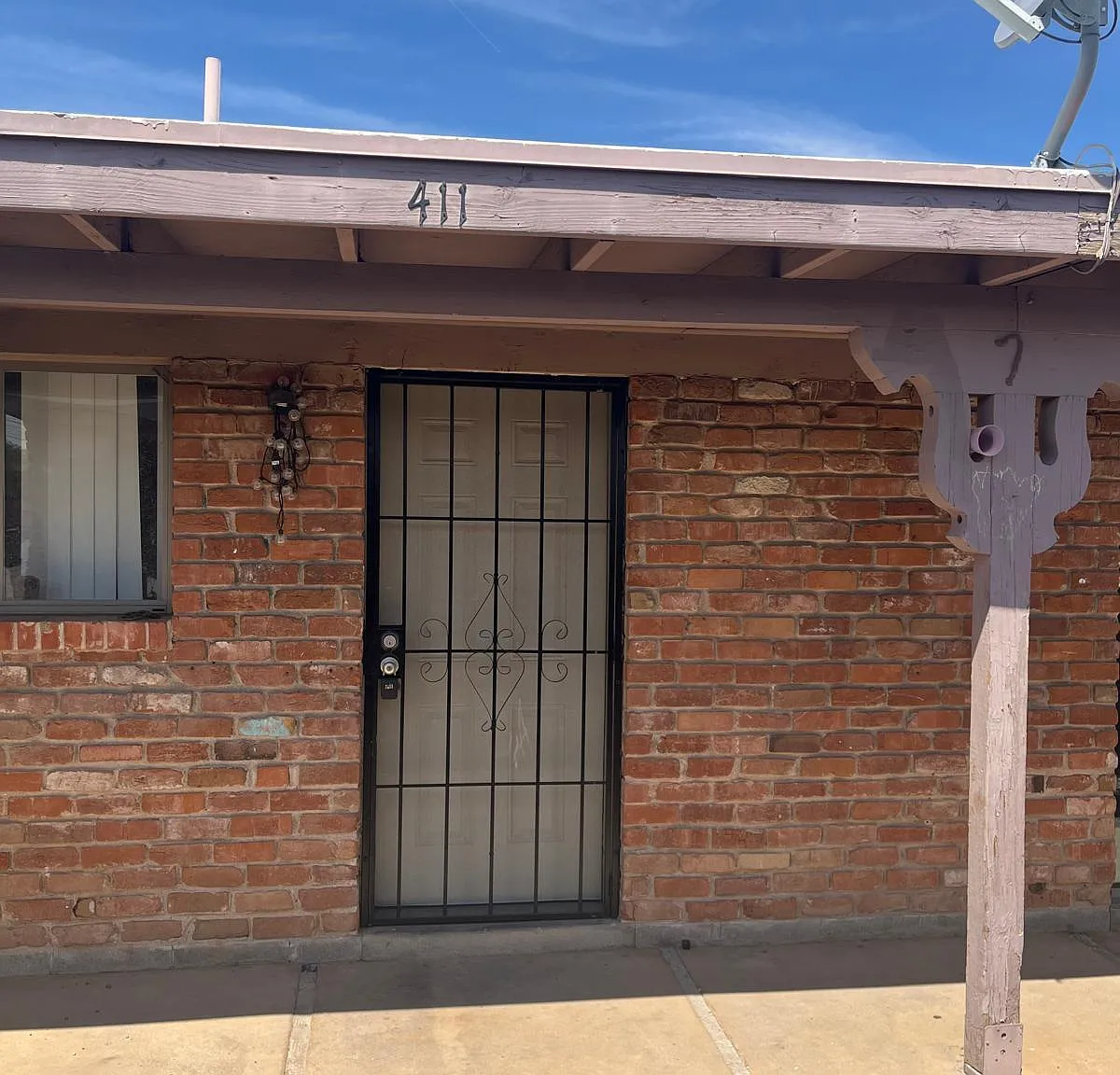 2 bed, 1.0 bath, 900 sqft, $1,015 — Photo 2