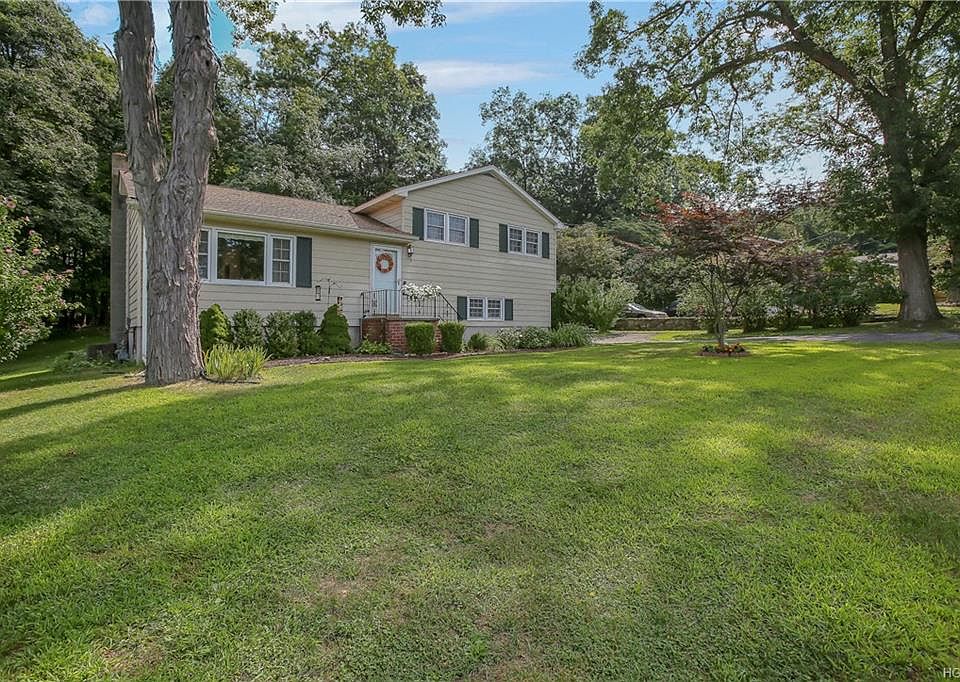 1st image of 15 Merriewold Ln S