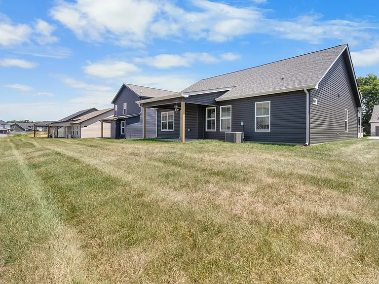1402 Dan Brown Dr — Photo 32