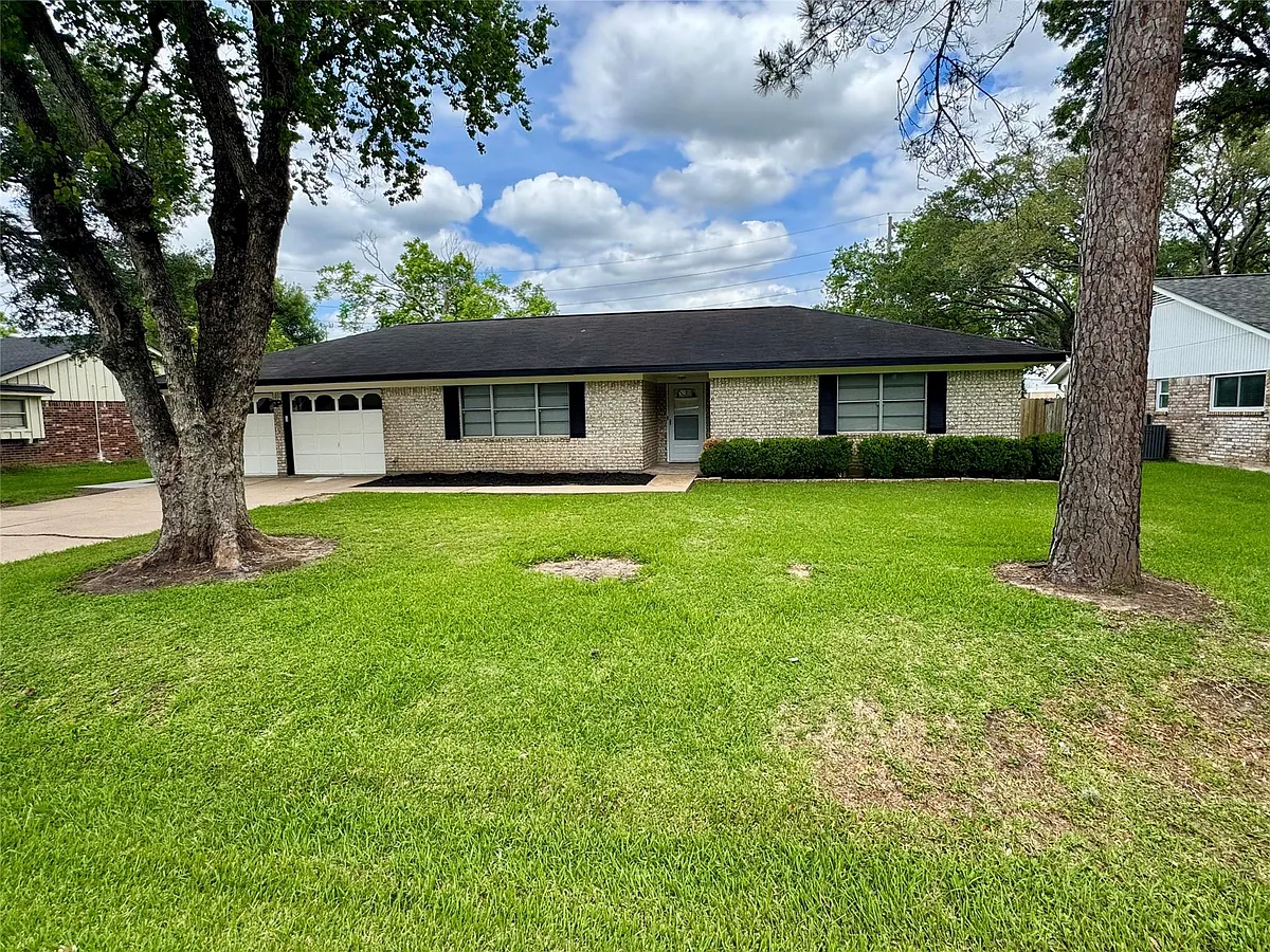 Building Photo - 2013 Crestwood Dr