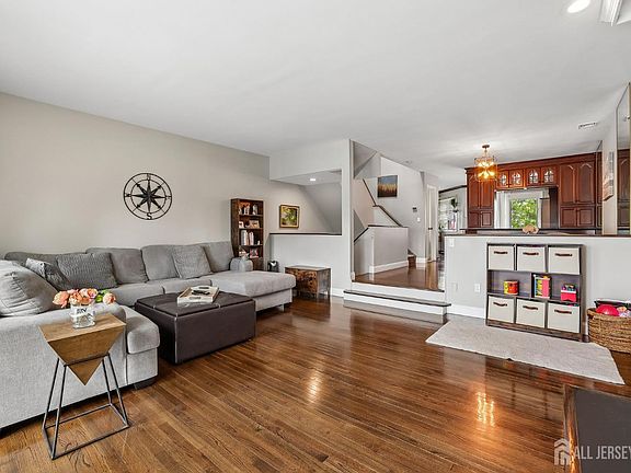4th image of 3 Newport Ct