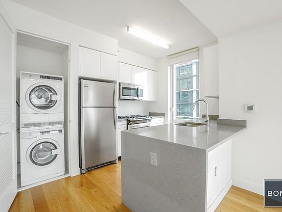 3rd image of 33 Bond St APT 601