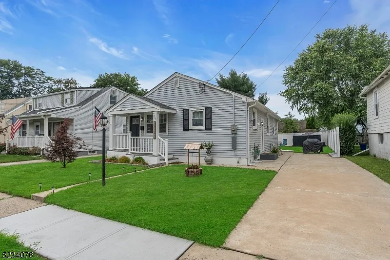 827 Lincoln Ave photo 1