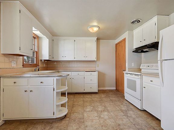 5th image of 1131 Langlade Ave