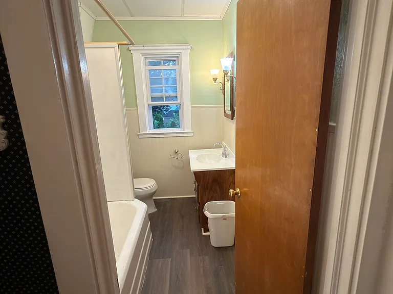 Upstairs Full Bathroom