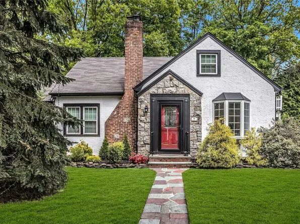 9 Downing Street, East Williston, NY 11596