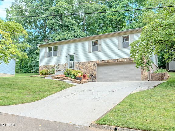 3rd image of 5005 Laurel Woods Dr