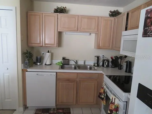 3 bed, 2.5 bath, 1470 sqft, $2,100 — Photo 2
