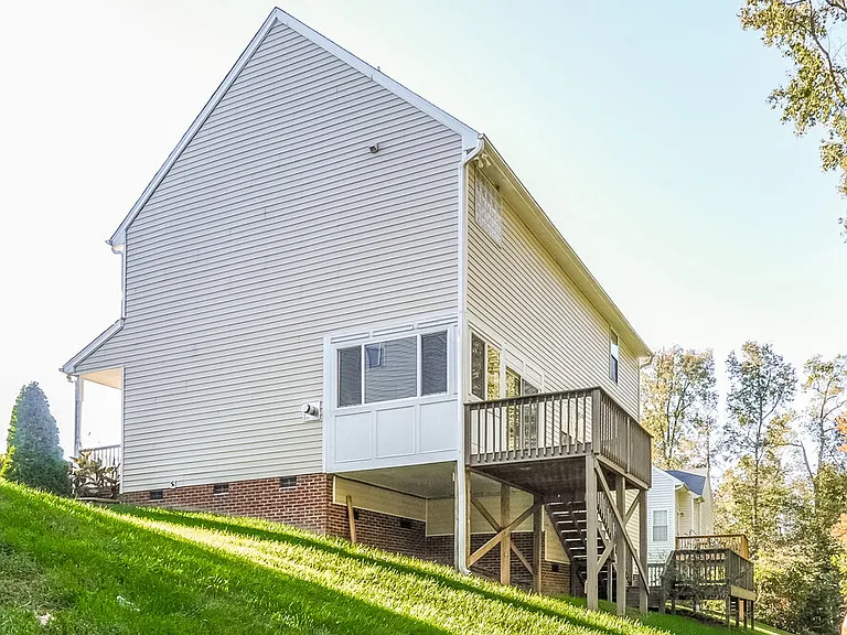 564 Hay River St — Photo 14
