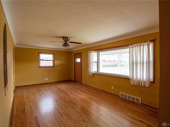 4th image of 527 Douglas Dr