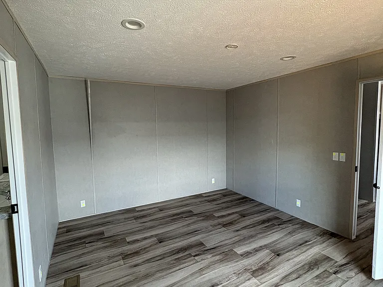 507 Mercedes St — Photo 6