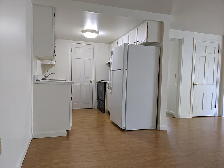 348 College St — Photo 19