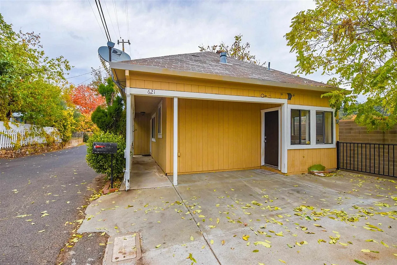 621 Olive St photo 1