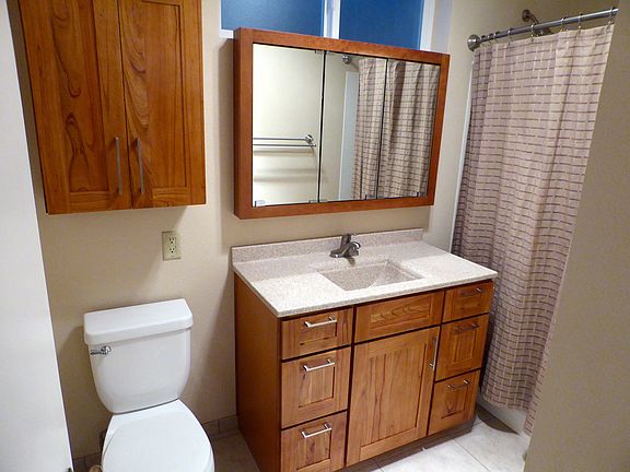 bathroom with tub/shower