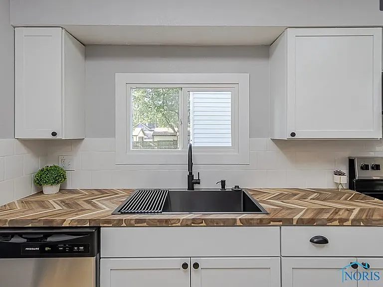 2242 Vaness Dr — Photo 2