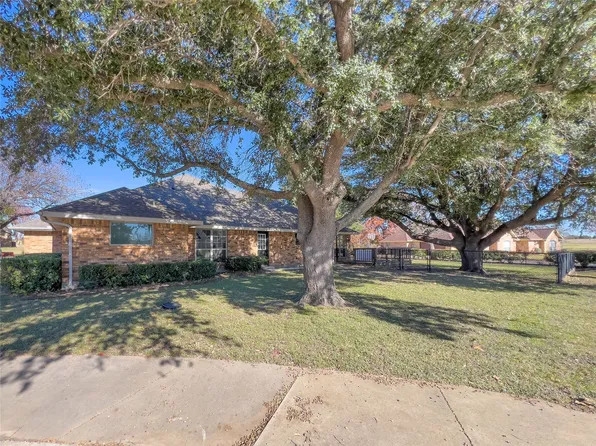 101 Village Gate Dr, Waxahachie, TX 75165