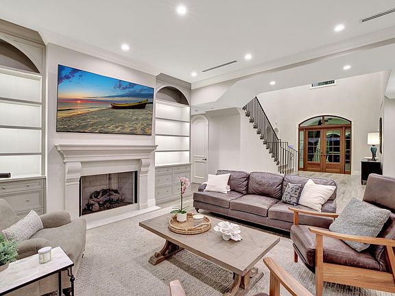 3rd image of 2425 Delmar Place