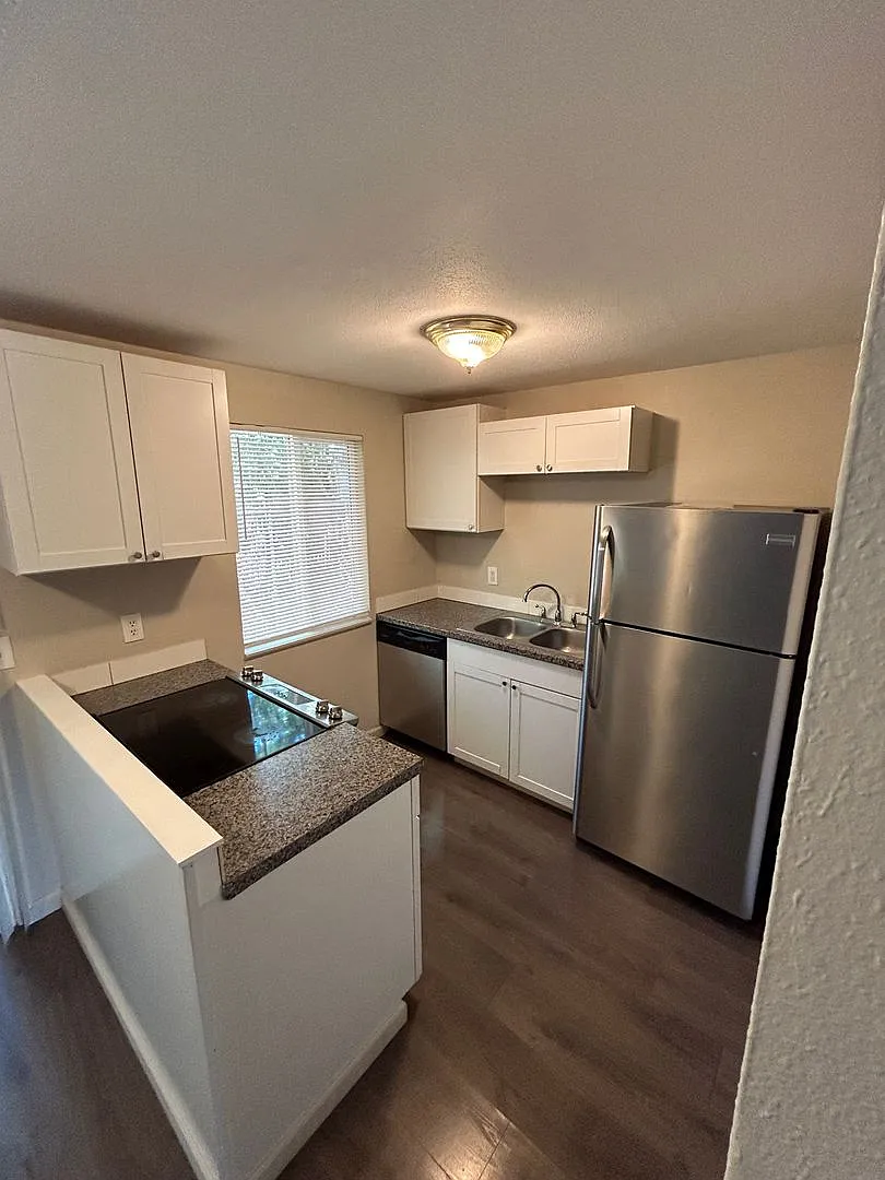 Coming Soon - Cute Two Bedroom Flat At The Primrose Community Close To Downtown Vancouver — Photo 1