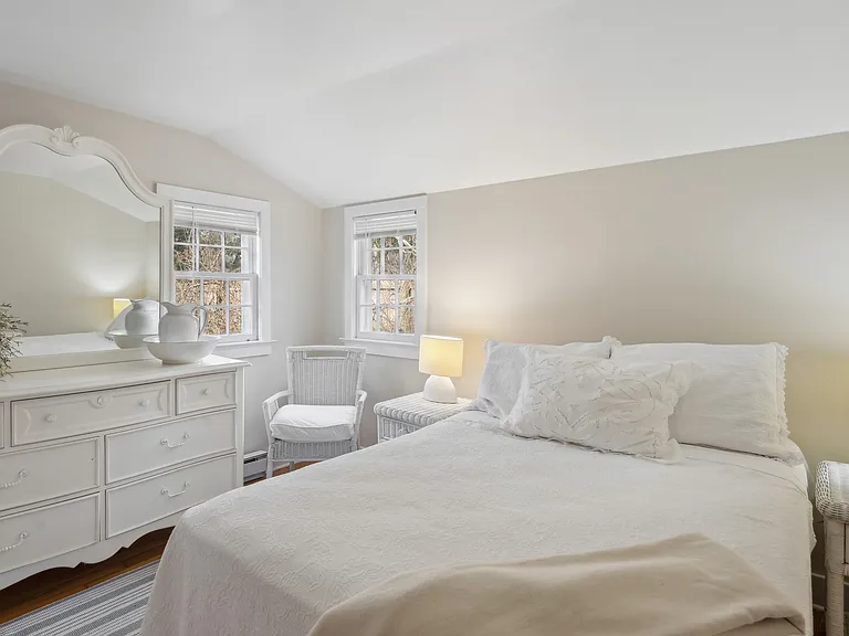 31 Wainscott Stone Rd — Photo 14
