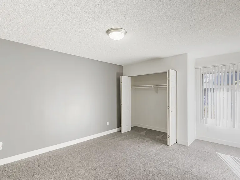 Ivanhoe Village Apartments — Photo 8