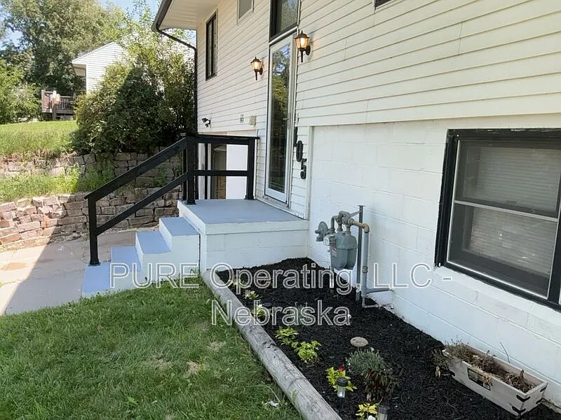 3 bed, 1.5 bath, 1410 sqft, $1,600 — Photo 2