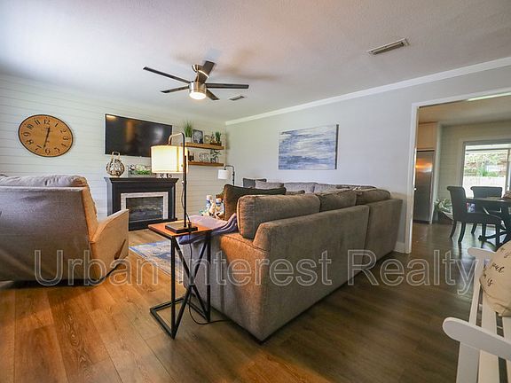 3rd image of 619 Mountain Dr