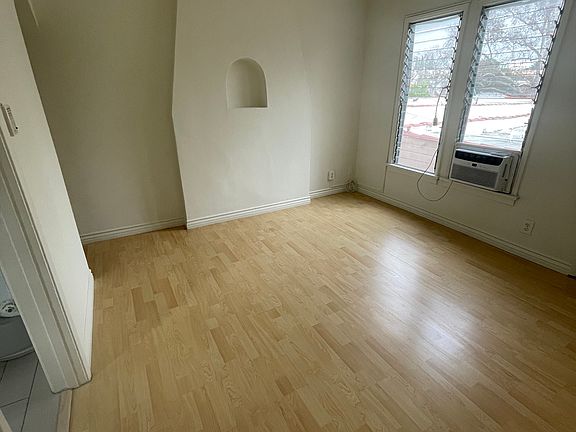 3rd image of 805 N Poinsettia Pl #1/5