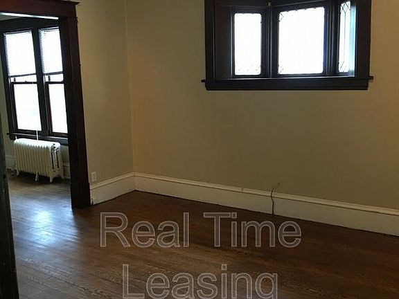 4th image of 227 Baker St E