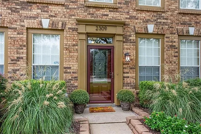 2309 Claremont Ct — Photo 2
