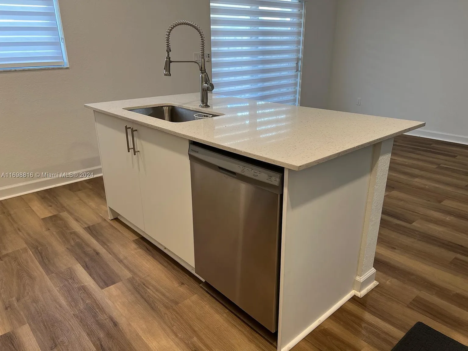 3 bed, 1828 sqft, $3,700 — Photo 3