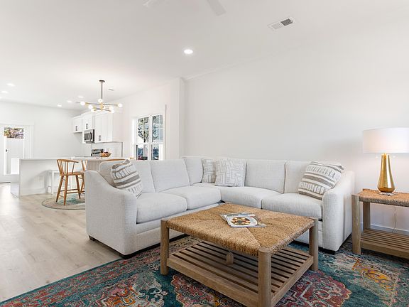 4th image of 821 Rebecca Ln. #6D
