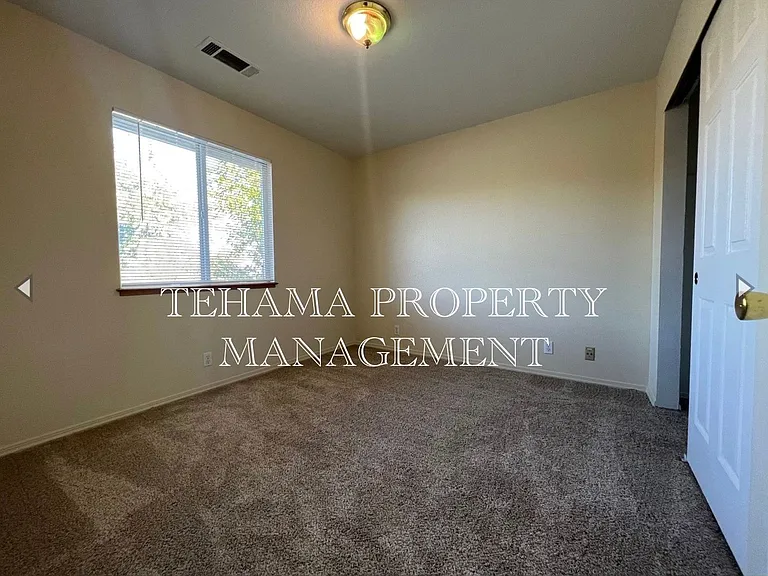 1070 Lakeside Dr — Photo 21