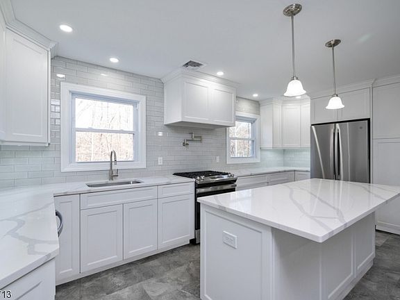 4th image of 1159 Cambridge Ln