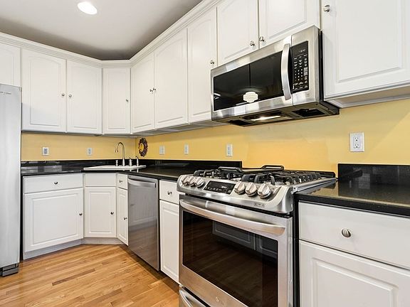 5th image of 17 Bonair St #A