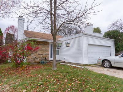 2S616 Linden Sq, Warrenville, IL, 60555