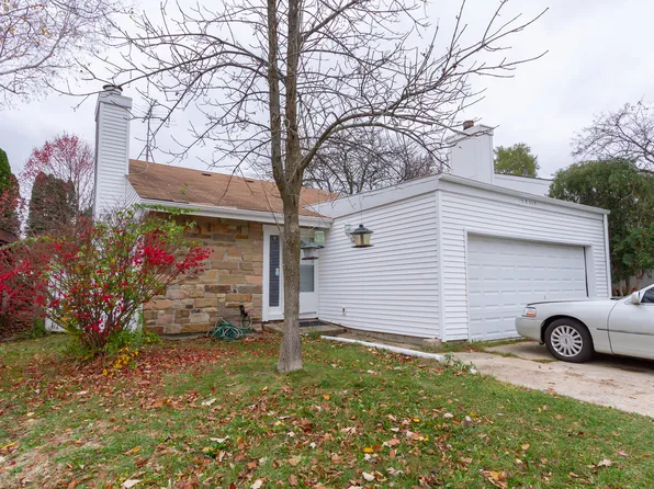 2S616 Linden Sq, Warrenville, IL 60555