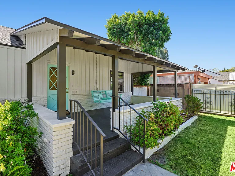 4940 Placidia Ave — Photo 10