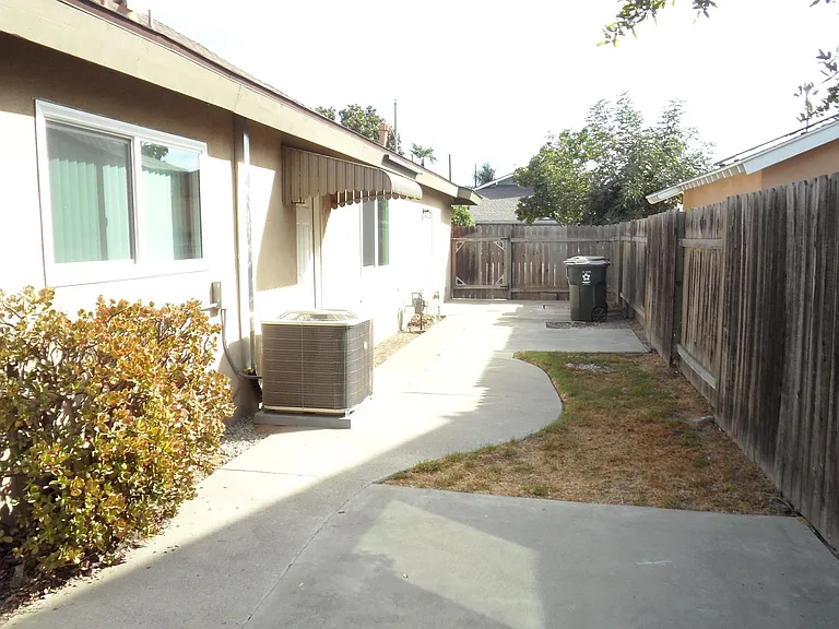 1241 E Diana Ave — Photo 33
