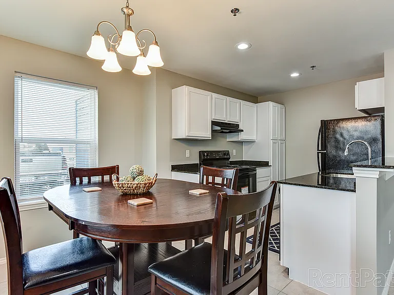 Mercedes Place Apartments — Photo 9