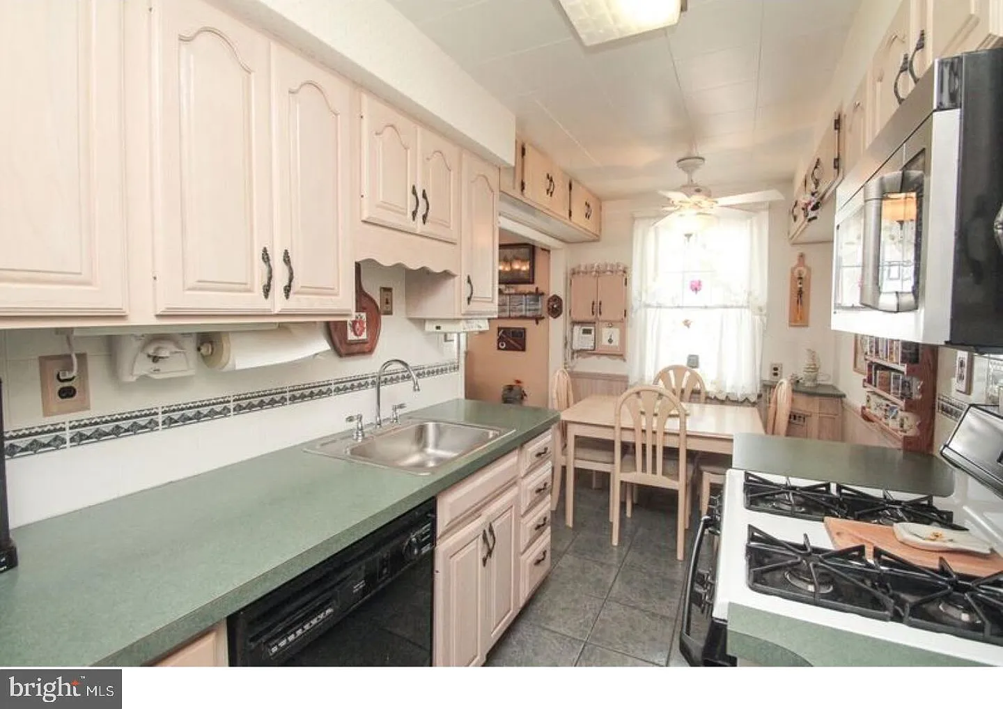 3 bed, 1.5 bath, 1224 sqft, $1,900 — Photo 2