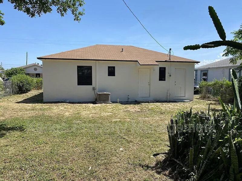 3 bed, 1.0 bath, 786 sqft, $2,100 — Photo 2