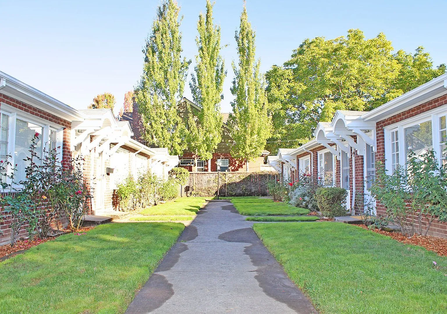 Charming Vintage Irvington Apartment in Brick Courtyard Complex — Photo 3