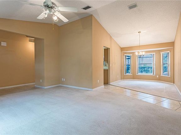 5th image of 484 Yorkshire Dr