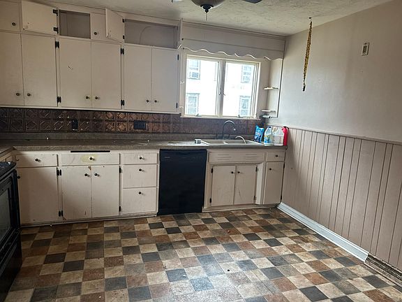 5th image of 704 N Carver St